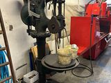 une machine posée sur une table dans une pièce