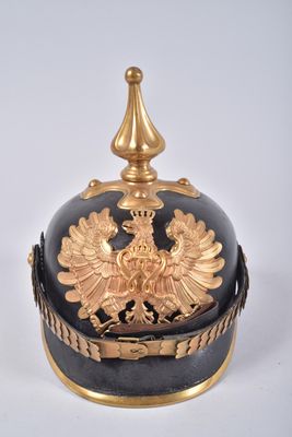 un casque noir et doré orné d'un aigle doré