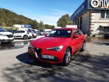 la voiture rouge est garée devant un bâtiment dans un parking