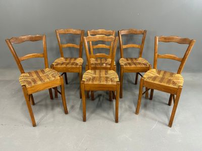 Suite de six CHAISES paillées en bois, dossier à barreaux.