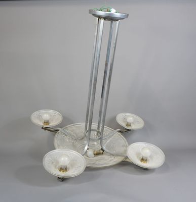 un bougeoir en argent sur lequel sont disposées six bougies blanches