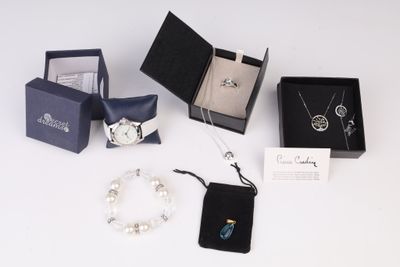 beaucoup de bijoux posés sur une table