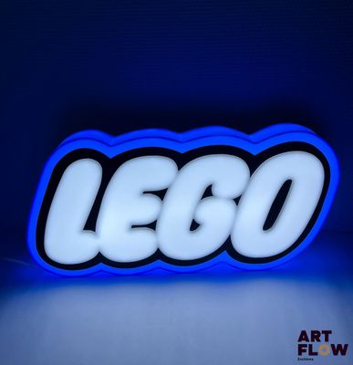 le logo Lego est éclairé d'une lumière bleu foncé