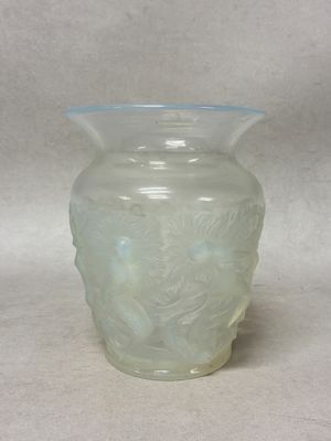 un vase en verre posé sur une table