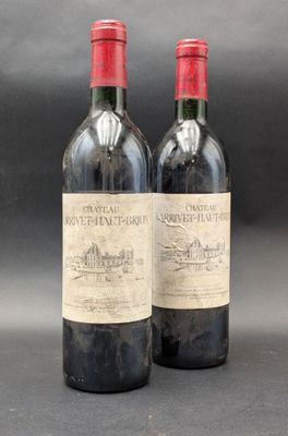 deux bouteilles de vin rouge posées l'une à côté de l'autre sur une table
