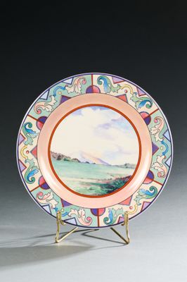 une photo d'une assiette décorée d'une peinture, posée sur un socle