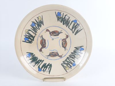 une assiette blanche ornée d'une illustration d'oiseaux