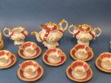 de nombreux types de théières et de soucoupes sur la table