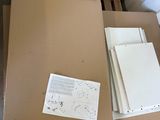 une pile de cartons et une chaise dans une pièce