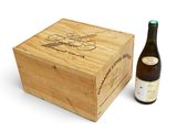 une boîte en bois avec une bouteille de vin à côté