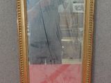 une photo d'une personne en train de se prendre en photo dans un miroir