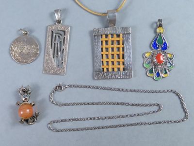 beaucoup de bijoux posés sur la table