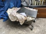 une table recouverte d'un drap
