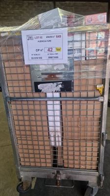 un chariot contenant beaucoup de boîtes