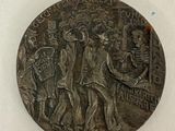 une image représentant une médaille posée sur une surface blanche