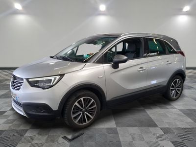 Le nouveau SUV Opel est garé dans le showroom.