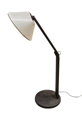 une lampe de bureau noire et blanche, munie d'un abat-jour blanc