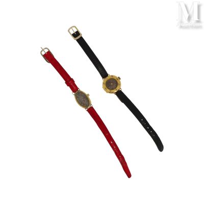 une paire de bracelets de montre en cuir rouge et noir avec un cadran plaqué or