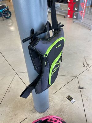 un sac accroché à un poteau à côté d'un ballon de foot