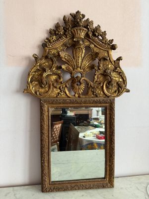 un miroir posé sur une table près d'un mur