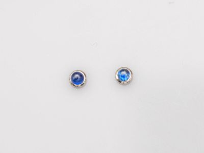 une paire de boucles d'oreilles à clous en saphir bleu et diamants