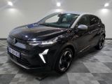 Le SUV noir est garé dans une pièce au sol carrelé.