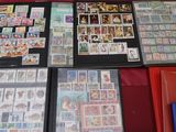 plusieurs types de timbres différents sur une table