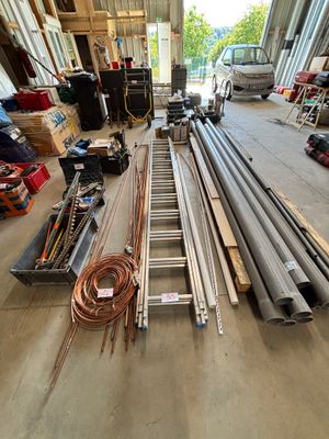 tout un tas de types de tuyaux et de tubes différents dans un garage