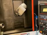une machine posée sur une table dans une pièce