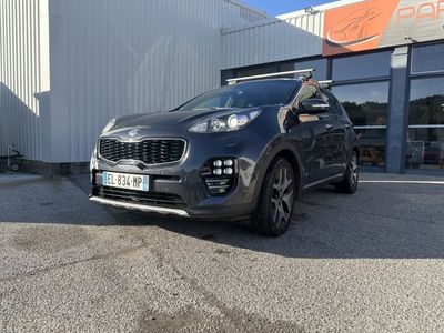 un 4x4 noir garé devant un bâtiment