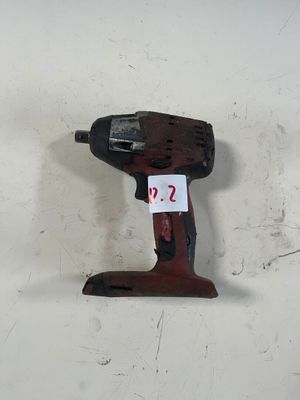 une perceuse posée sur une table