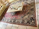 un grand tapis posé au sol dans le salon