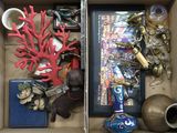 une boîte remplie d'objets divers et une photo encadrée