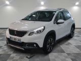la voiture blanche est garée dans le garage sur le sol en damier