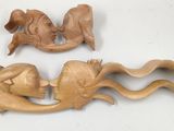 deux morceaux de bois sculptés pour ressembler à des sirènes