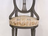 une image représentant une chaise avec une assise à motifs et un piètement en bois