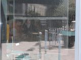 une porte vitrée donnant sur une terrasse