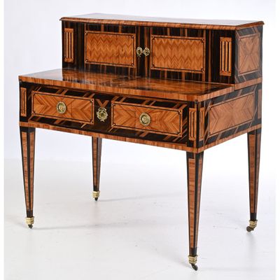 an image of a desk with drawers and drawers on it