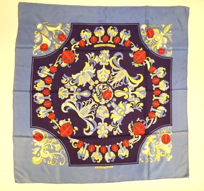 un carré bleu et jaune orné d'un motif floral