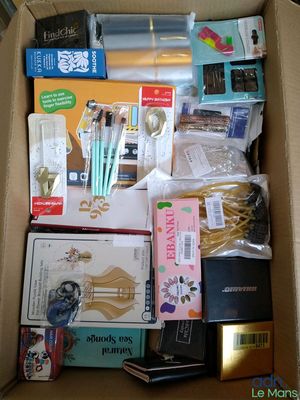 une boîte remplie de fournitures scolaires et de livres