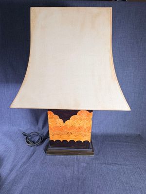 une photo d'une lampe posée sur un canapé bleu
