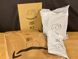 deux sacs de nourriture posés sur une table l'un à côté de l'autre