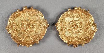 deux médaillons plaqués or représentant un homme et une femme