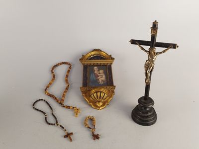 une croix, un chapelet et l'image d'un homme sur une croix
