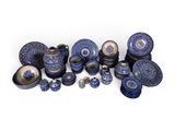 un ensemble d'assiettes et de bols bleus et blancs posés sur une surface blanche