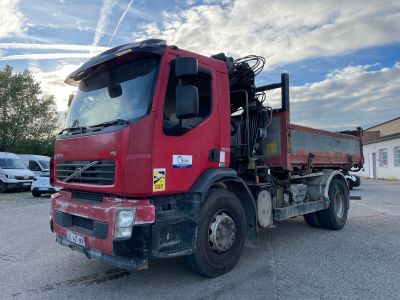 un camion rouge garé dans un parking