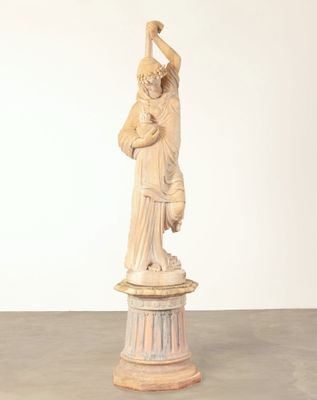 statue d'une femme tenant un vase, posée sur un socle
