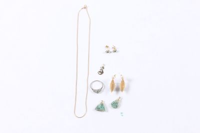 un assortiment de bijoux comprenant un collier, des boucles d'oreilles et une bague