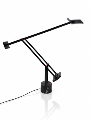 une photo d'une lampe de bureau avec un pied noir