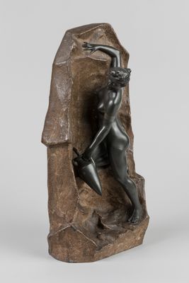 une statue en bronze représentant un homme avec une chèvre sur un rocher